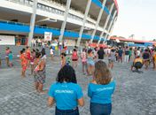 Mulheres chefes de família recebem cestas básicas