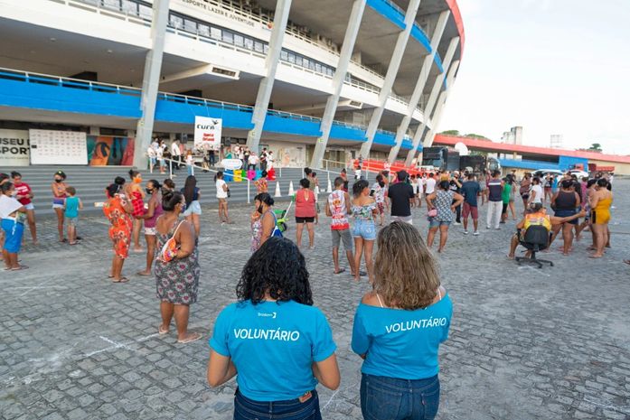 Mulheres chefes de família recebem cestas básicas