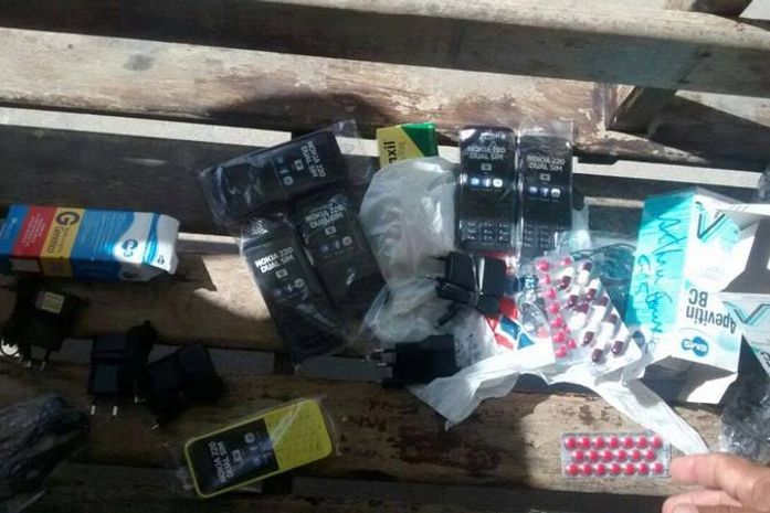 Técnica de Enfermagem é detida ao tentar entrar com celulares em presídio
