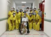 Idoso curado da Covid-19 recebe alta do Hospital da Mulher