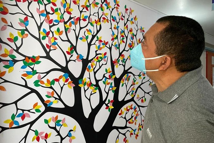 Após ficar 63 dias internado e se recuperar da Covid-19, vendedor retorna ao HEA para agradecer equipe que salvou sua vida