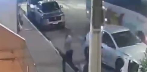 PC divulga vídeo que mostra homem baleado entrando em hotel de luxo na Pajuçara para pedir socorro