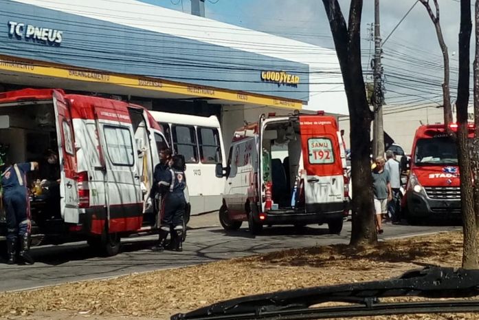 Colisão entre carro e motocicleta deixa dois feridos na Avenida Fernandes Lima