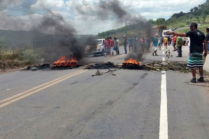 Protesto em frente a Usina Porto Rico deixa trânsito parado na AL 220