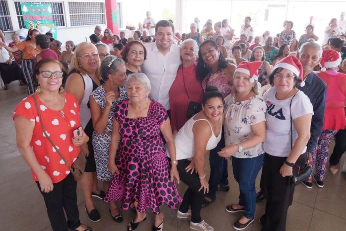 Vice-prefeito e secretário municipal de assistência social participa de Baile Natalino para a melhor idade.