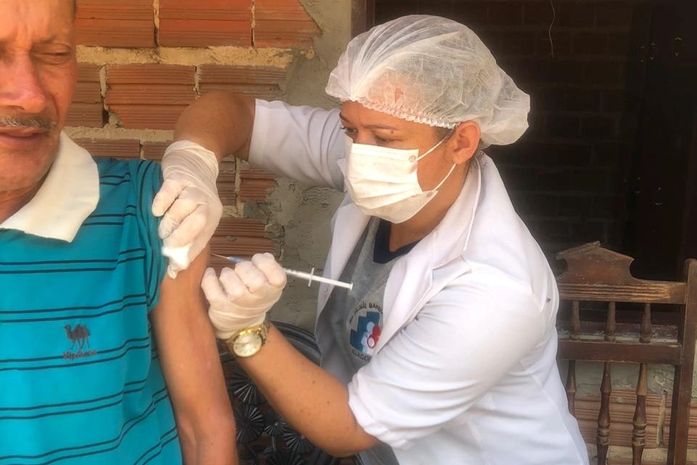 Jequiá da Praia: Idosos são vacinados em casa contra a gripe