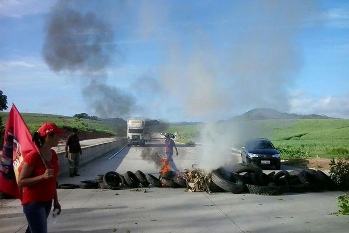 Rodovias alagoanas são bloqueadas por trabalhadores sem terra