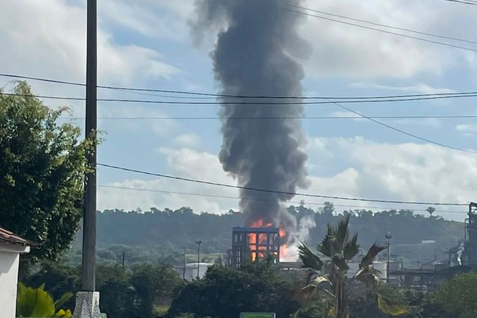 Vídeo: Tanque de álcool explode e provoca incêndio em usina, em São Miguel dos Campos