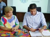 Prefeito, Rui Palmeira, e secretária de Educação, Ana Dayse, durante a assinatura da convocação dos aprovados.