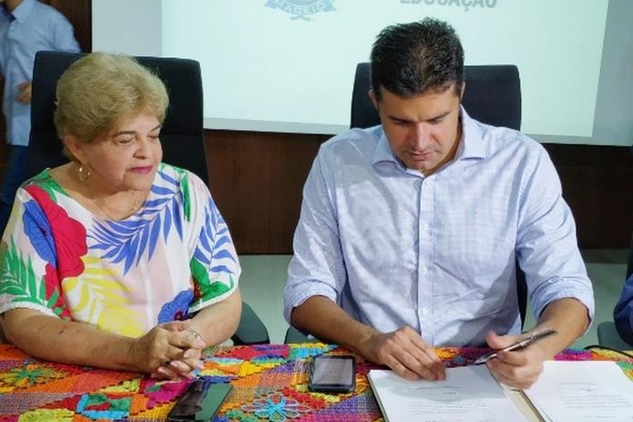 Prefeito, Rui Palmeira, e secretária de Educação, Ana Dayse, durante a assinatura da convocação dos aprovados.