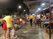 Fila de espera na porta de restaurante