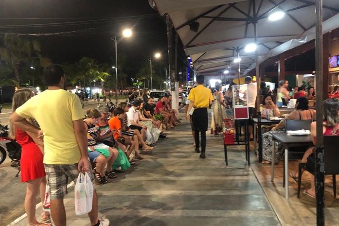 Fila de espera na porta de restaurante