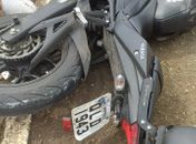 Colisão entre motocicletas na faixa de pedestres deixa três pessoas feridas