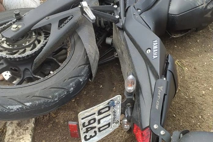 Colisão entre motocicletas na faixa de pedestres deixa três pessoas feridas