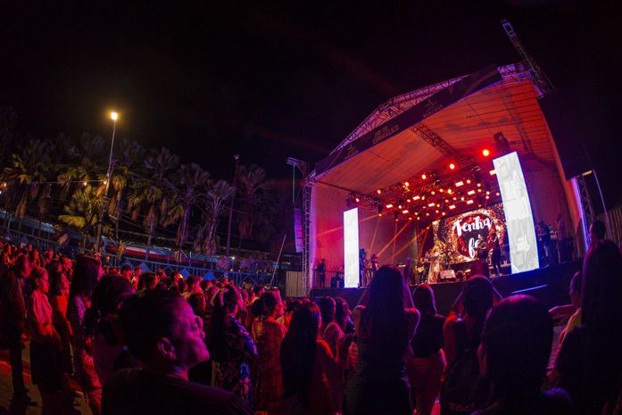 Noite de louvor e adoração celebra Dia do Evangélico