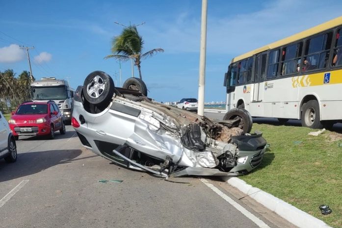 Idoso fica ferido após capotamento na Avenida Assis Chateaubriand, em Maceió