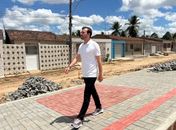 Prefeito de Anadia acompanha obras de praça na Chã da Mangabeira