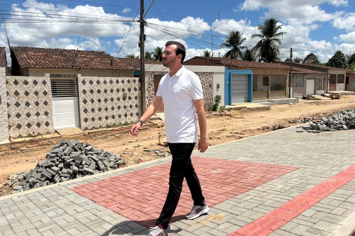 Prefeito de Anadia acompanha obras de praça na Chã da Mangabeira