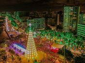 Multidão se reune na orla de Maceió para abertura do Natal