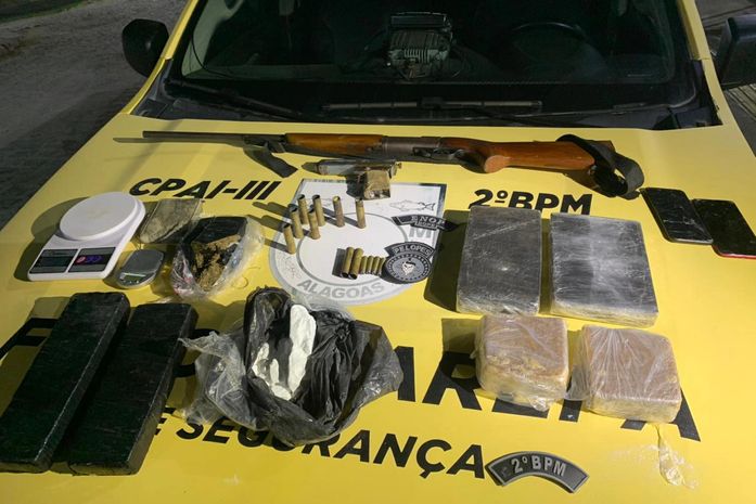 PM apreende duas armas de fogo e 5kg de drogas em São José da Laje