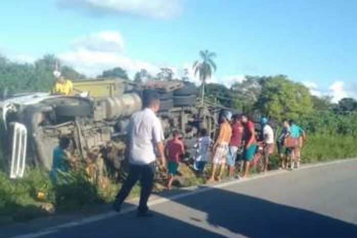 Carreta tomba em trecho da BR 316, em Pilar