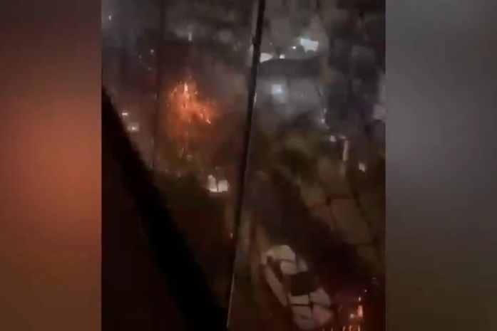 Vídeo mostra momento em que poste entra em curto-circuito na Ponta Verde, em Maceió