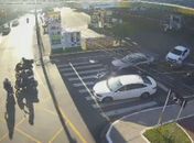 Veja exato momento em que motociclista avança sinal vermelho e provoca acidente na Leste-Oeste