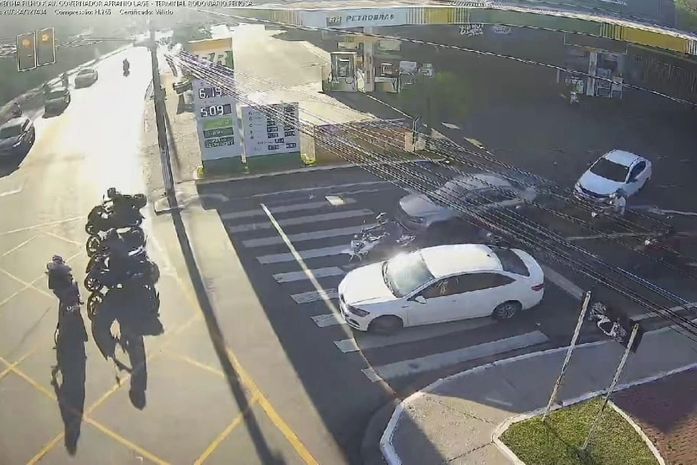 Veja exato momento em que motociclista avança sinal vermelho e provoca acidente na Leste-Oeste