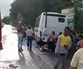 Carreta colide com van de transporte alternativo na BR-316 e deixa trânsito lento em Satuba