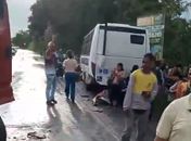 Carreta colide com van de transporte alternativo na BR-316 e deixa trânsito lento em Satuba