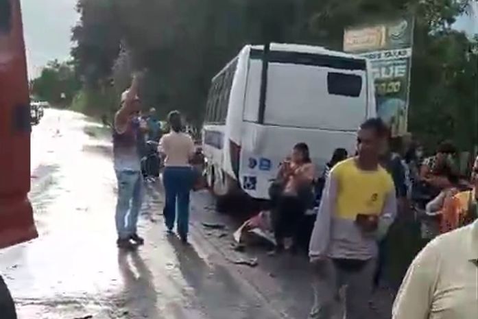 Carreta colide com van de transporte alternativo na BR-316 e deixa trânsito lento em Satuba