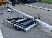 Colisão entre dois caminhões e um carro deixa três feridos; veja vídeo