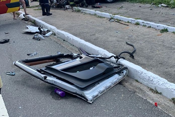 Colisão entre dois caminhões e um carro deixa três feridos; veja vídeo