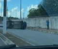 Motorista perde o controle, derruba poste e bloqueia Eixo Quartel em Maceió