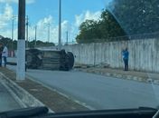 Motorista perde o controle, derruba poste e bloqueia Eixo Quartel em Maceió