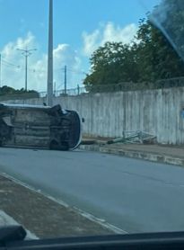 Motorista perde o controle, derruba poste e bloqueia Eixo Quartel em Maceió