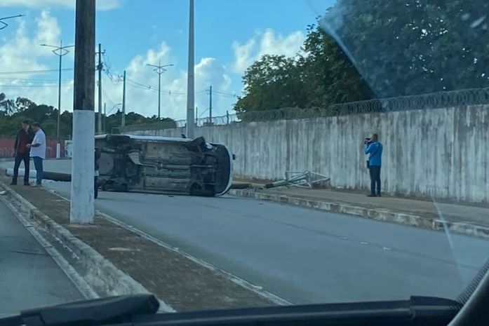 Motorista perde o controle, derruba poste e bloqueia Eixo Quartel em Maceió