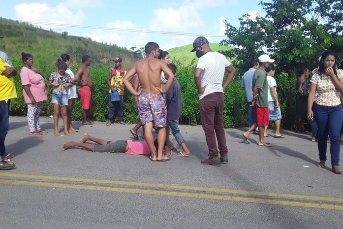 Dois jovens ficaram feridos após reboque se desprender de um veículo e atingir outro na AL-105.