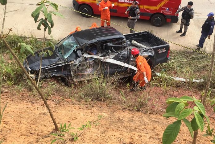 Homem morre e dois ficam feridos em acidente na BR-101, em Junqueiro