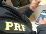PRF prende caminhoneiro que comprou CNH falsa e comprada, na BR-101
