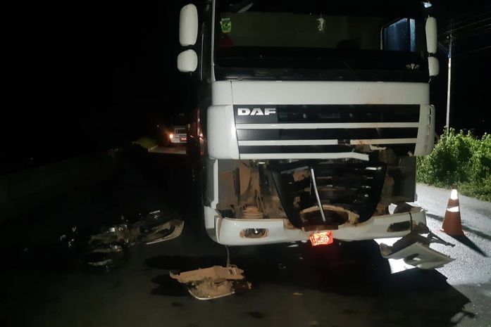 Condutor de moto morre ao colidir frontalmente com carreta na AL 220