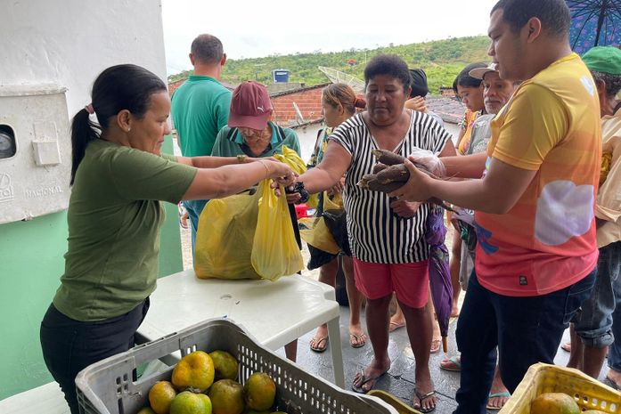 Beneficiários do Programa do Leite recebem itens da agricultura familiar em Branquinha