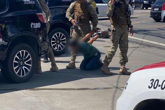 Vídeo: Polícia frustra assalto com reféns em farmácia no bairro do Farol