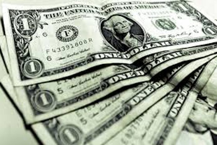 Dólar fecha no menor valor em 40 dias