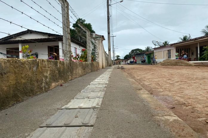 Após conclusão da pavimentação, Prefeitura de Anadia constrói calçada em rua no Povoado Tabuleiro