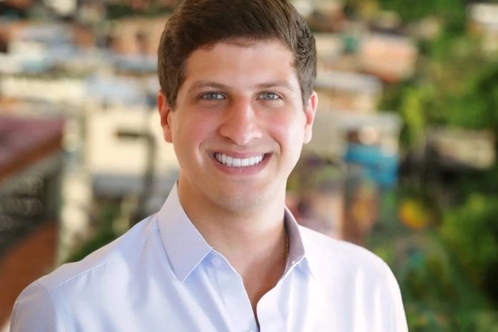 Primeiro nas redes sociais, João Campos assume o PSB