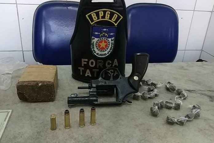 Irmãos são presos com arma e 310g de maconha na parte alta de Maceió