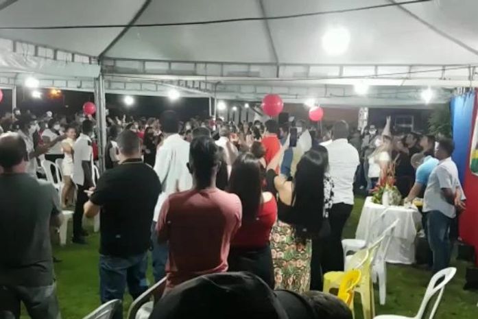 Prefeito promove festa e aglomeração no interior de Alagoas