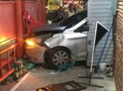 Motorista perde controle da direção, invade calçada de barraca e atinge ponto de ônibus em Maceió