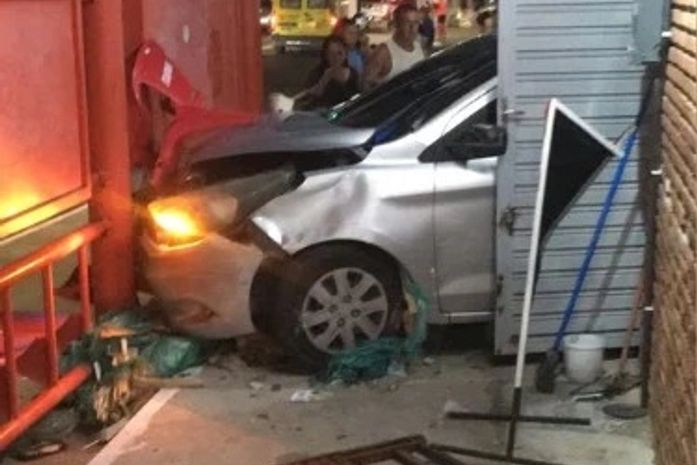 Motorista perde controle da direção, invade calçada de barraca e atinge ponto de ônibus em Maceió